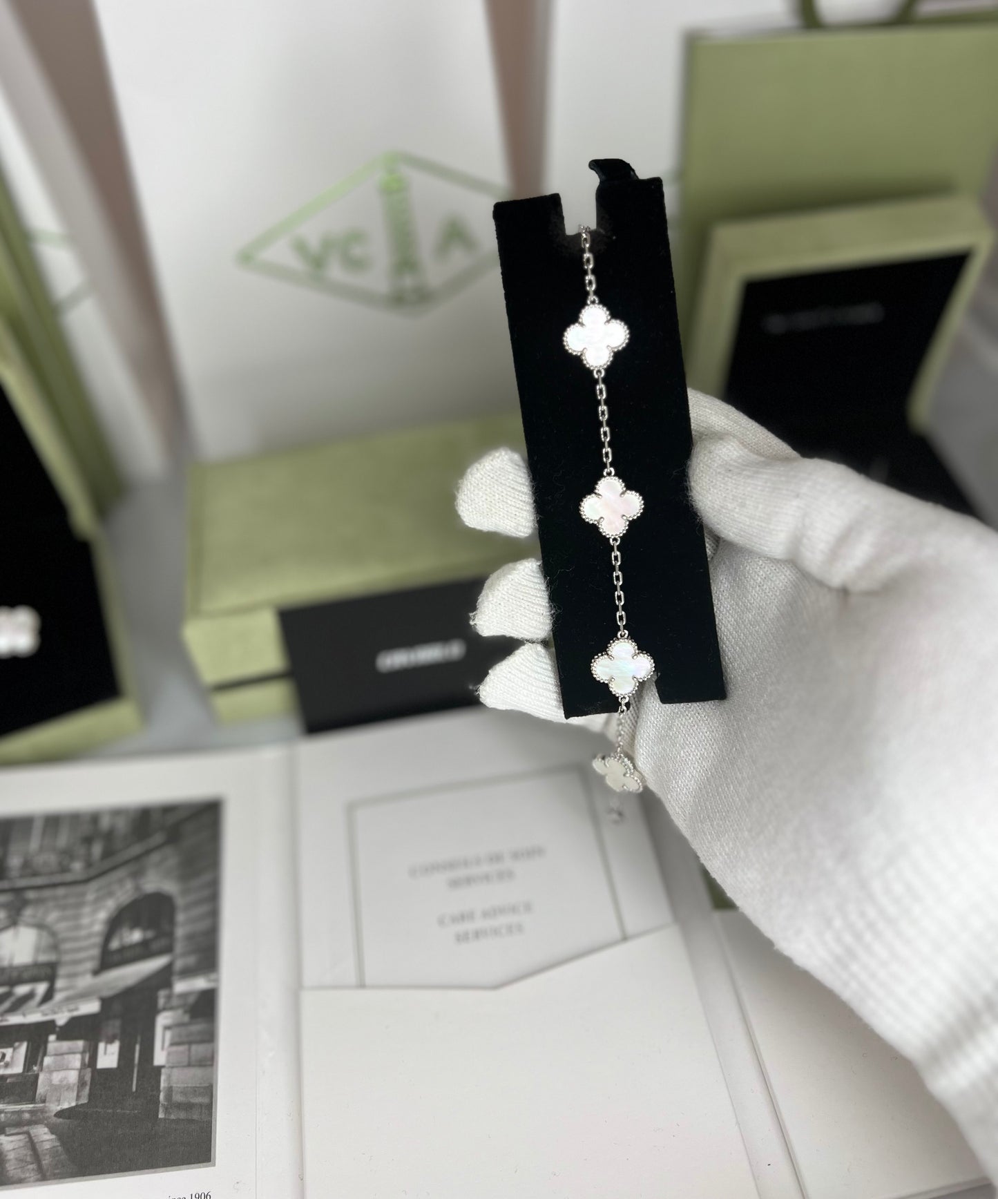 Mother of Pearl 5 motif bracelet - Fullset with all box & paperwork (white gold)