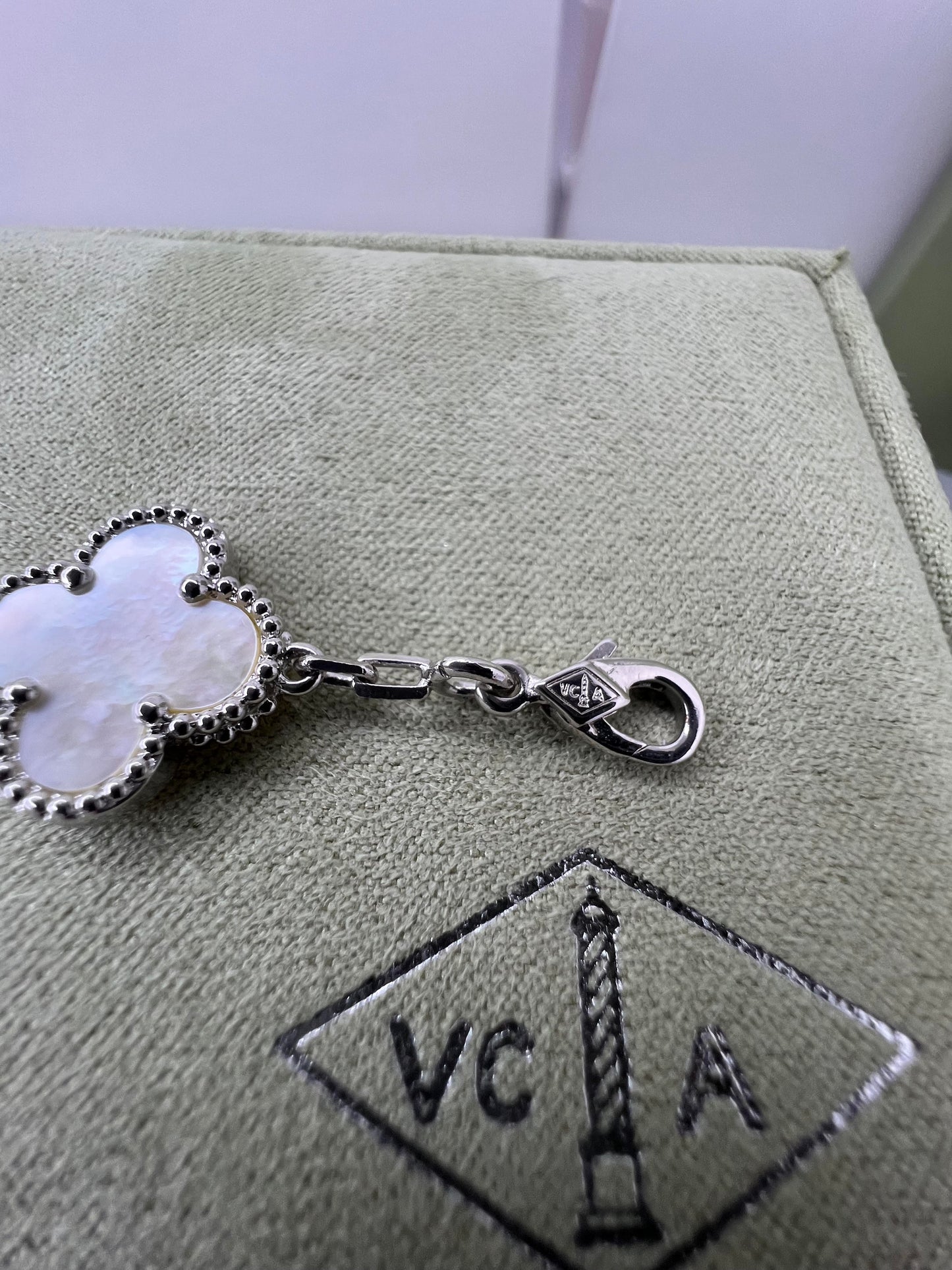 Mother of Pearl 5 motif bracelet - Fullset with all box & paperwork (white gold)