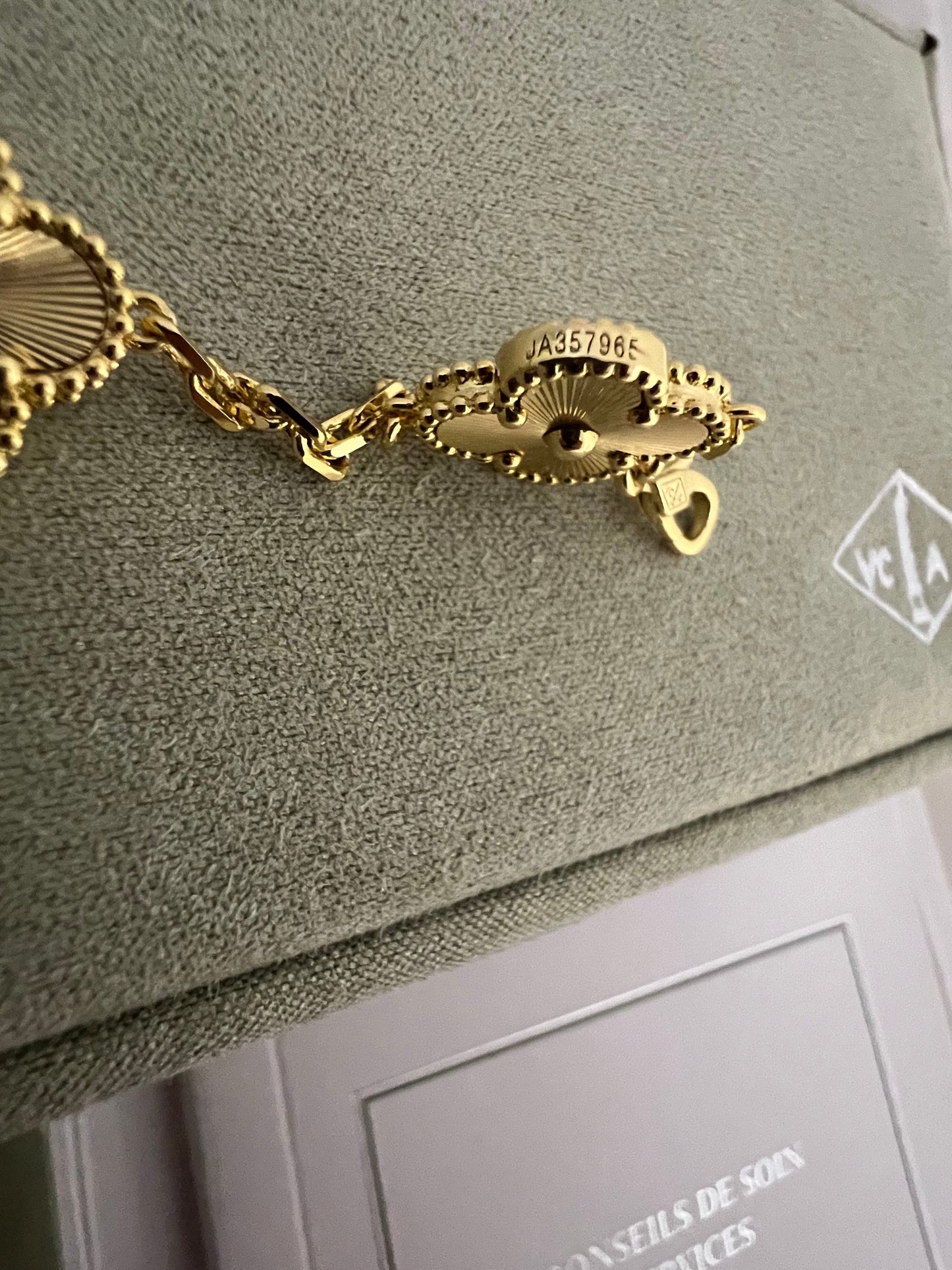 Yellow Gold Guilloche | Fullset with box & paperwork