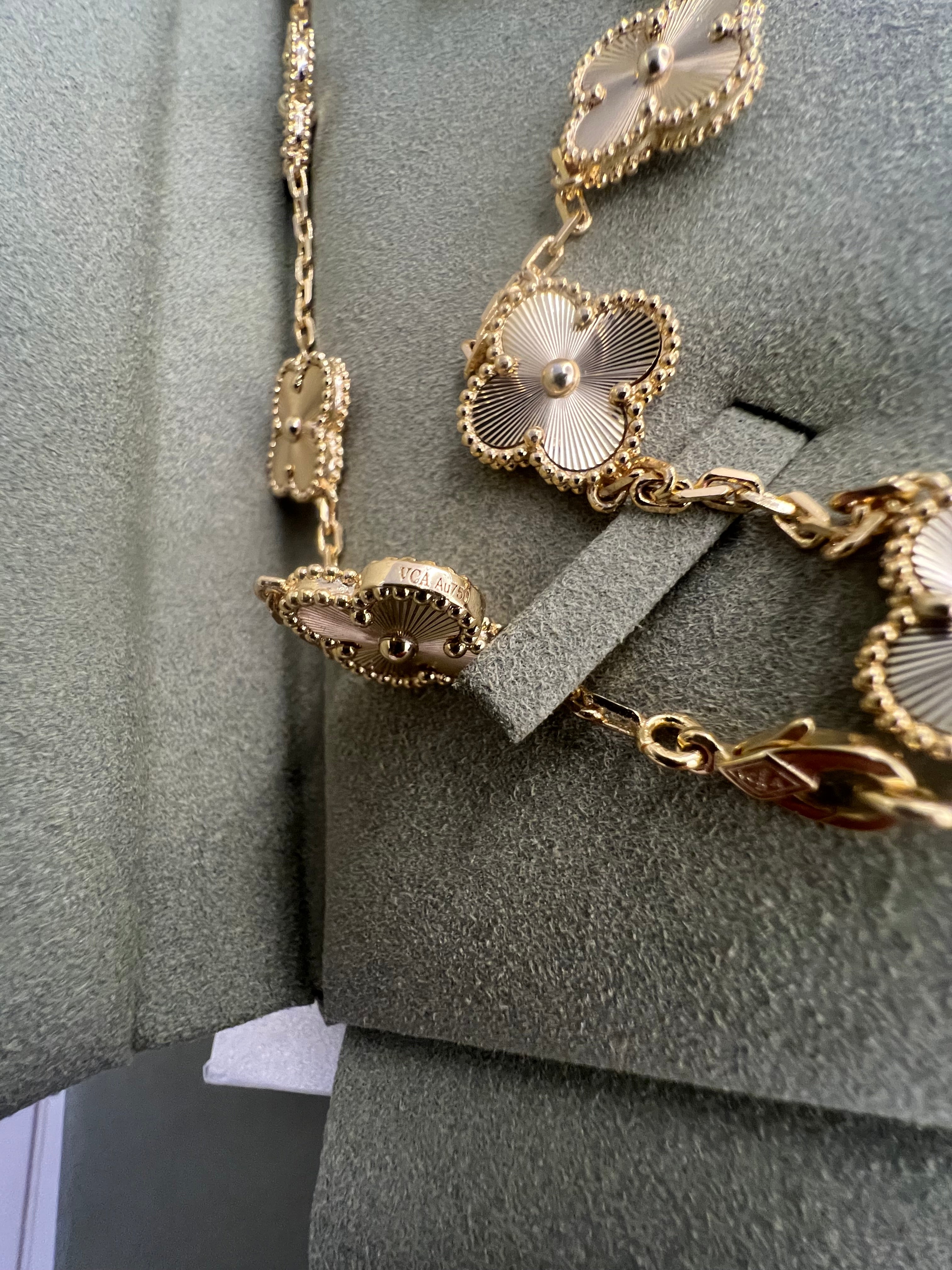 Guilloche 10 motif | Yellow Gold