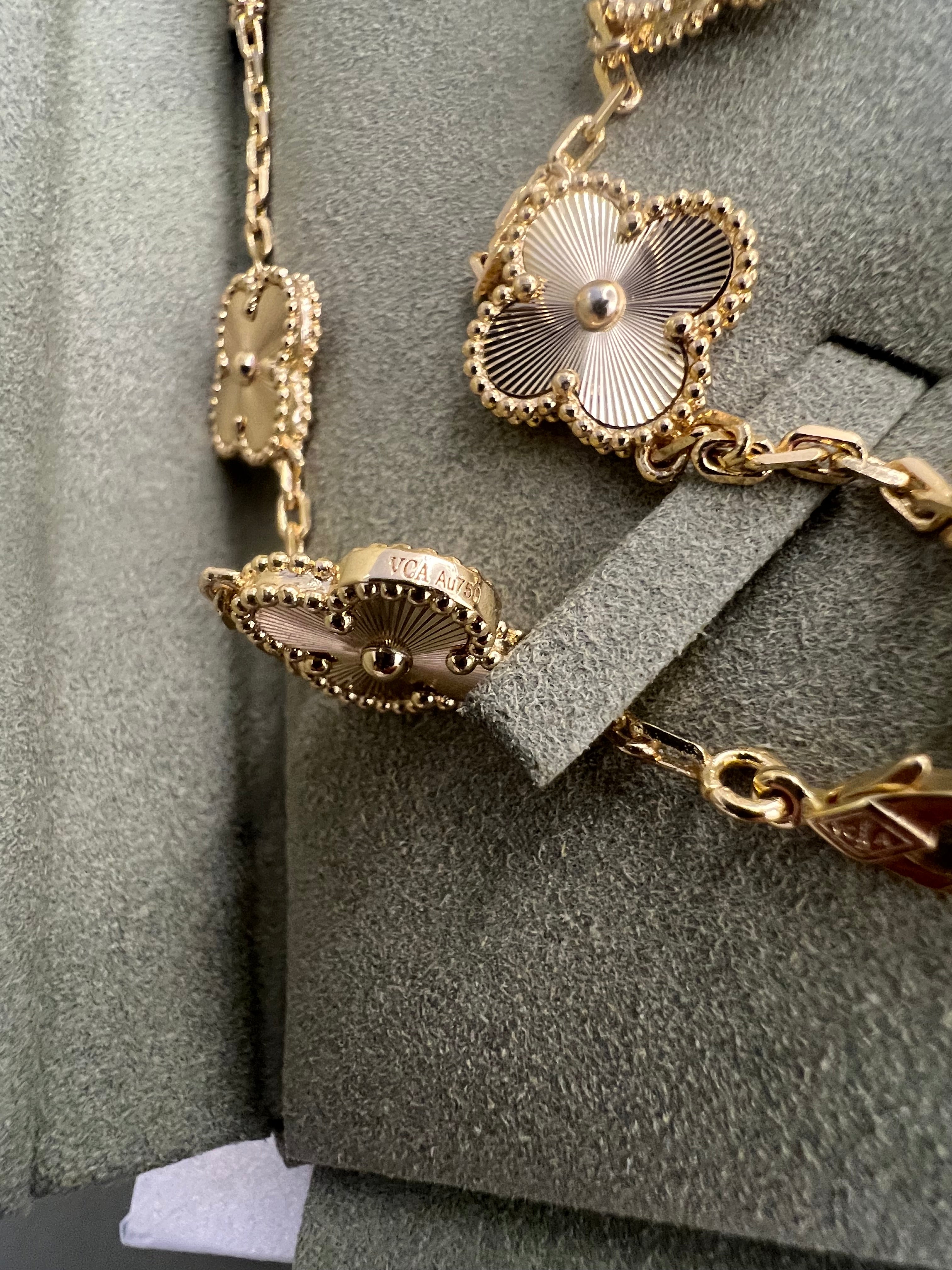 Guilloche 10 motif | Yellow Gold