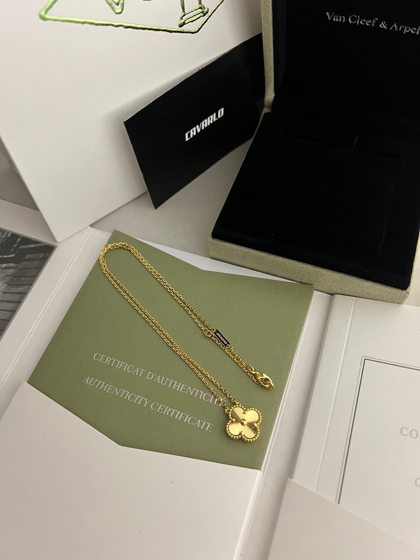 Guilloche | Yellow Gold | Fullset with box & paperwork